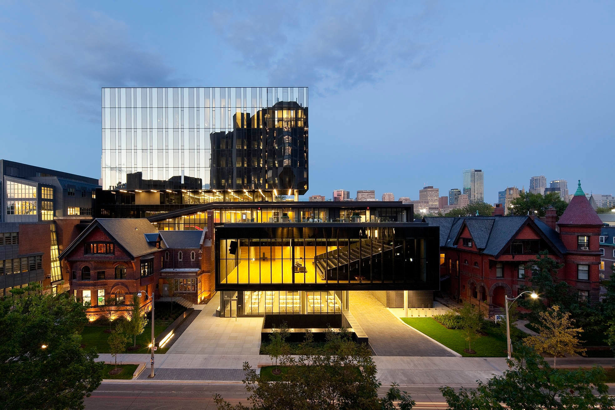 New Rotman School Expansion by KPMB interconnects contemporary building with history on University of Toronto campus. Credit: Tom Arbun Photography Inc. (CNW Group/Kuwabara Payne McKenna Blumberg Architects)